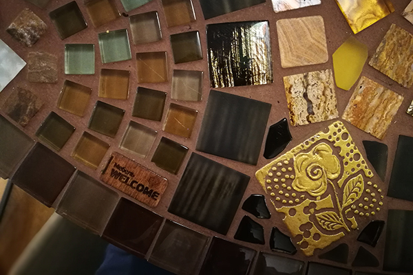 Столик с мозаикой из плитки, авторский дизайн